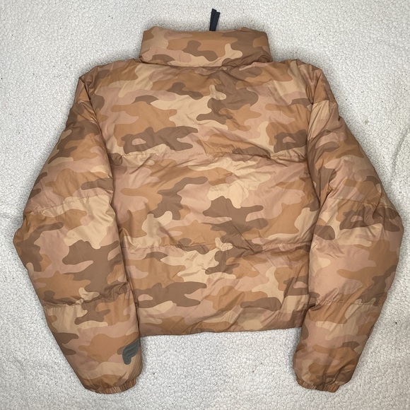 Fabletics Women’s Camouflage Cropped Puffer Jacket : Size Large - Picture 2 of 9
